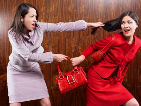 Chồng bị vợ bắt 'tại trận' trong khách sạn với 2 cô gái, không thanh minh mà lại giang tay bảo vệ gái khiến CĐM sốc nặng
